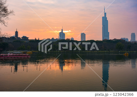 中国 南京市、夕暮れの玄武湖 123042366