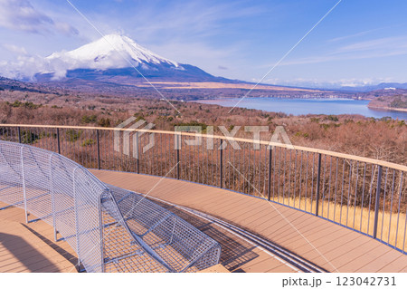 【山梨県】新装なった明神山パノラマ台から富士山を望む 【山梨県】新装なった明神山パノラマ台から富士山を望む 123042731