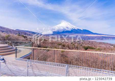 【山梨県】新装なった明神山パノラマ台から富士山を望む 【山梨県】新装なった明神山パノラマ台から富士山を望む 123042739