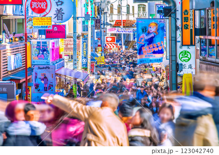 日本の東京都市景観インバウンド続く、脅威の人出、外国人観光客で賑わう原宿・竹下通り。新時代に幸あれ 日本の東京都市景観インバウンド続く、脅威の人出、外国人観光客で賑わう原宿・竹下通り。新時代に幸あれ 123042740