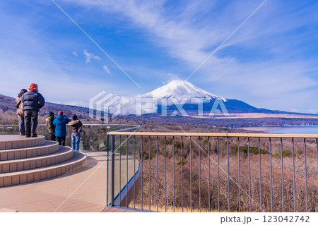 【山梨県】新装なった明神山パノラマ台から富士山を望む 【山梨県】新装なった明神山パノラマ台から富士山を望む 123042742