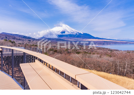 【山梨県】新装なった明神山パノラマ台から富士山を望む 123042744