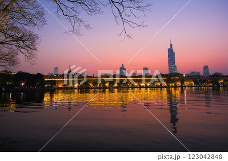 中国 南京市、夕暮れの玄武湖 中国 南京市、夕暮れの玄武湖 123042848