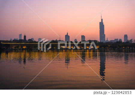 中国 南京市、夕暮れの玄武湖 中国 南京市、夕暮れの玄武湖 123042853