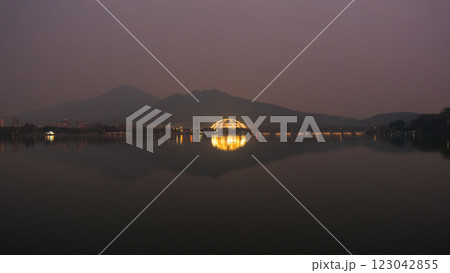 中国 南京市、夕暮れの玄武湖とライトアップされた太陽宮 123042855