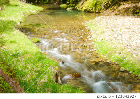 清流の浅瀬に立つしぶき 清流の浅瀬に立つしぶき 123042927