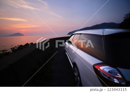 夕日に染まる車 123043115