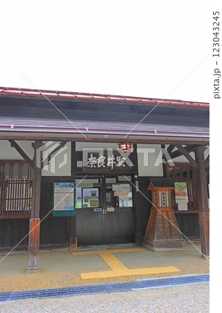 長野県塩尻市、JR奈良井駅の風景 長野県塩尻市、JR奈良井駅の風景 123043245
