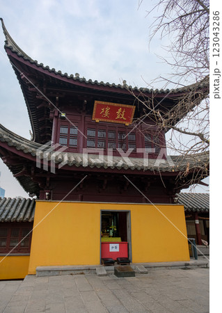 中国 南京市の寺院、鶏鳴寺 鼓樓 123043286