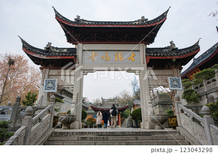 中国 南京市の寺院、鶏鳴寺 正門 中国 南京市の寺院、鶏鳴寺 正門 123043298