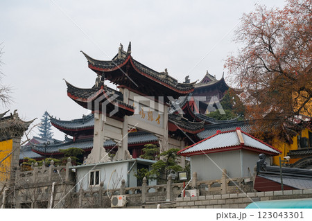 中国 南京市の寺院、鶏鳴寺 正門 中国 南京市の寺院、鶏鳴寺 正門 123043301