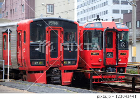 門司港駅で並ぶ813系電車とキハ185系気動車（JR九州） 123043441