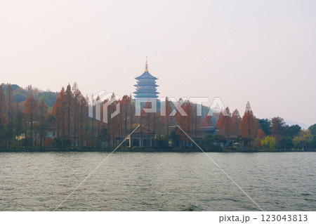中国 浙江省杭州市、世界遺産の西湖と雷峰塔 123043813