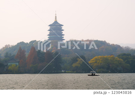 中国 浙江省杭州市、世界遺産の西湖と雷峰塔 123043816