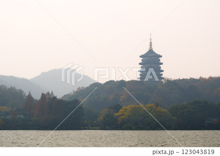 中国 浙江省杭州市、世界遺産の西湖と雷峰塔 123043819