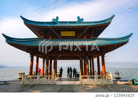 中国 浙江省杭州市、世界遺産の西湖 翠光亭 中国 浙江省杭州市、世界遺産の西湖 翠光亭 123043825