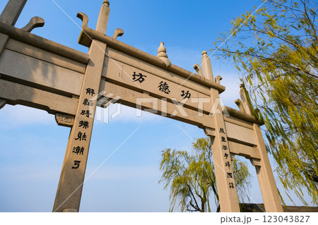 中国 浙江省杭州市、世界遺産の西湖 功德坊 123043827