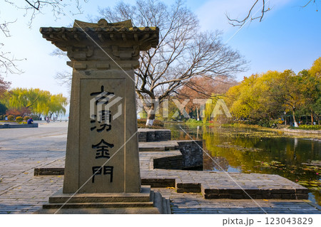 中国 浙江省杭州市、世界遺産の西湖 古湧金門 123043829