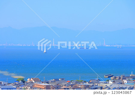 愛知県常滑市、尾張大野城展望台から見た四日市市の風景 123043867