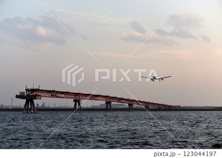 羽田空港に着陸する旅客機 羽田空港に着陸する旅客機 123044197