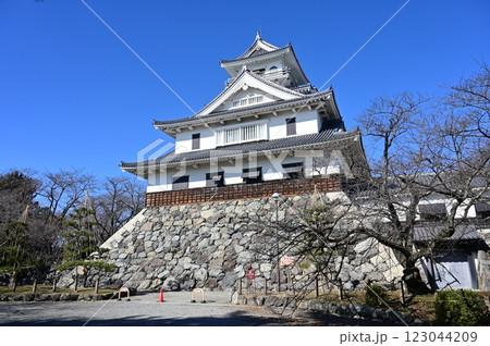 長浜城歴史博物館(豊公園)と晴天の空 長浜城歴史博物館(豊公園)と晴天の空 123044209