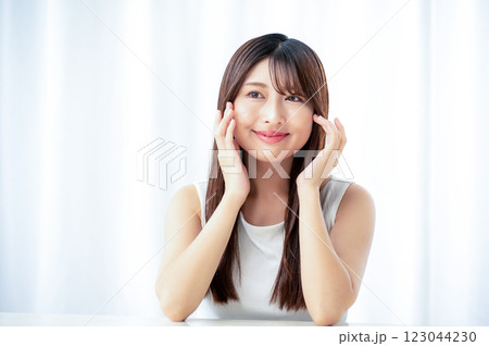 肌を確認する日本人女性 123044230