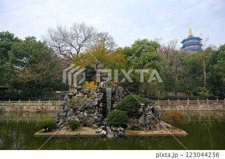 中国 浙江省杭州市、雷峰塔境内、放生池 123044236