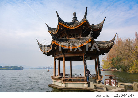 中国 浙江省杭州市、世界遺産の西湖 夕影亭 中国 浙江省杭州市、世界遺産の西湖 夕影亭 123044247