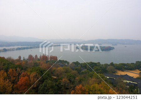 中国 浙江省杭州市、雷峰塔から見る世界遺産の西湖 中国 浙江省杭州市、雷峰塔から見る世界遺産の西湖 123044251