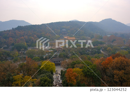 中国 浙江省杭州市、雷峰塔から見る杭州の自然 中国 浙江省杭州市、雷峰塔から見る杭州の自然 123044252