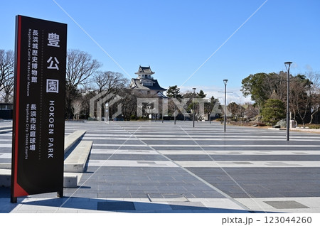 長浜城歴史博物館（豊公園）の入り口 123044260