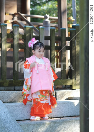 神社に七五三の参拝をする3歳の女の子 123044261
