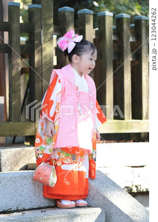 神社に七五三の参拝をする3歳の女の子 神社に七五三の参拝をする3歳の女の子 123044262