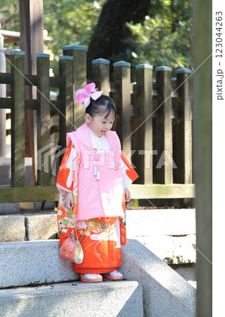 神社に七五三の参拝をする3歳の女の子 123044263