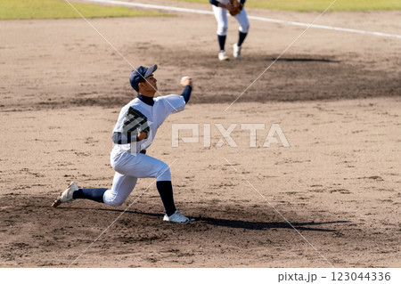 左投げの投手（高校野球） 123044336