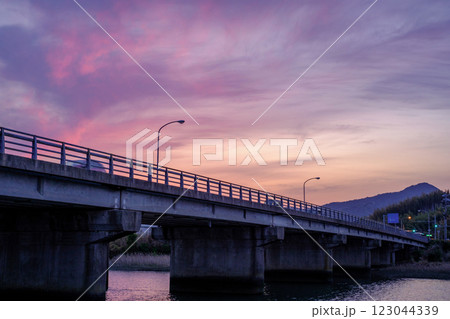 夕暮れ時のコンクリート橋 123044339