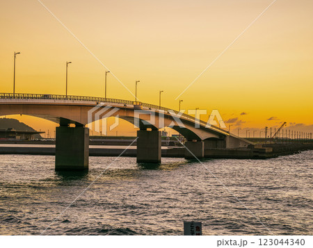 人工島へ向かう橋 123044340