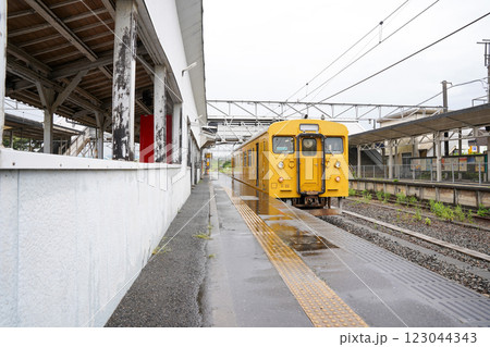 ローカル駅に停車する黄色い電車 123044343