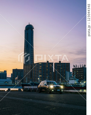 夕暮れ時の海峡ゆめタワーを背景に 夕暮れ時の海峡ゆめタワーを背景に 123044348
