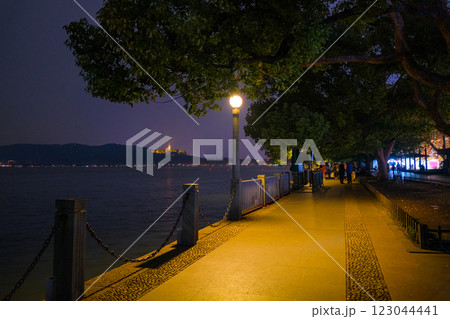 中国 浙江省杭州市、世界遺産の西湖 夜景 123044441
