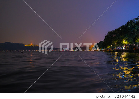 中国 浙江省杭州市、世界遺産の西湖 夜景 中国 浙江省杭州市、世界遺産の西湖 夜景 123044442