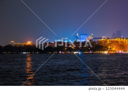 中国 浙江省杭州市、夜の杭州のビル群と世界遺産の西湖 中国 浙江省杭州市、夜の杭州のビル群と世界遺産の西湖 123044444