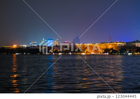 中国 浙江省杭州市、夜の杭州のビル群と世界遺産の西湖 123044445
