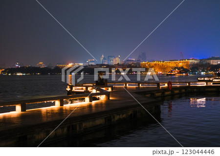 中国 浙江省杭州市、世界遺産の西湖 夜景 123044446