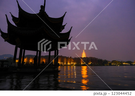 中国 浙江省杭州市、世界遺産の西湖 夜の雷峰塔 123044452