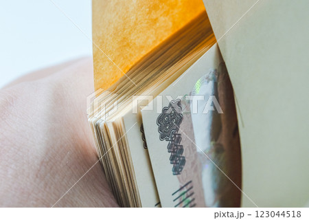 高額紙幣の束 123044518