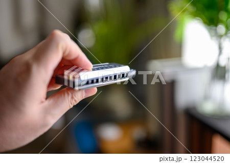 ハーモニカを持つ男性 ハーモニカを持つ男性 123044520