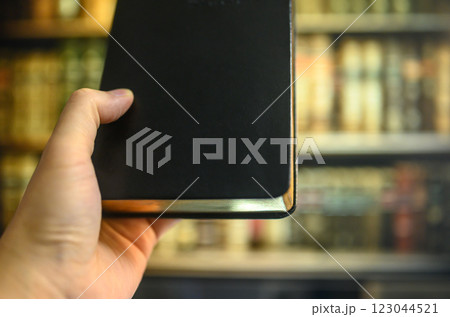 本を持つ男性 123044521