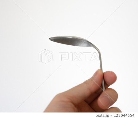 曲がったスプーン 123044554