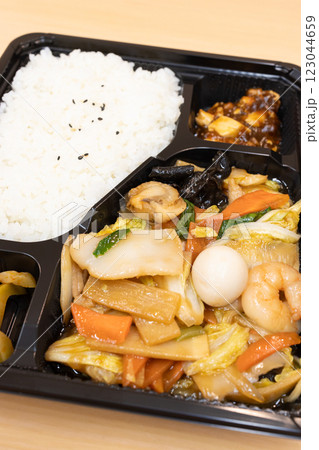 おいしい中華料理の八宝菜弁当 おいしい中華料理の八宝菜弁当 123044659